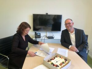Yolanda Kuis en Simon Klomp ondertekenen het contract.